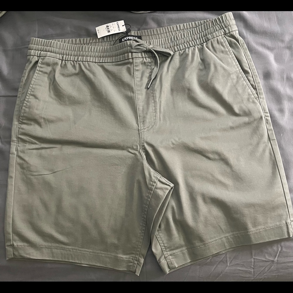 Mens Express green/grey shorts. Size Large